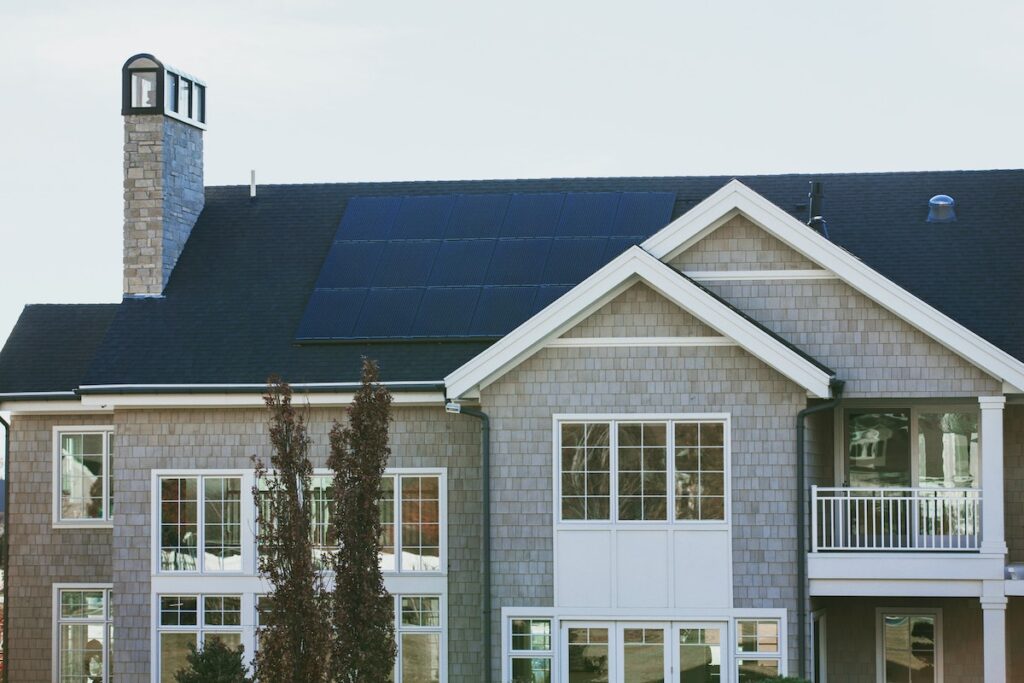Placa solar instalada en un tejado